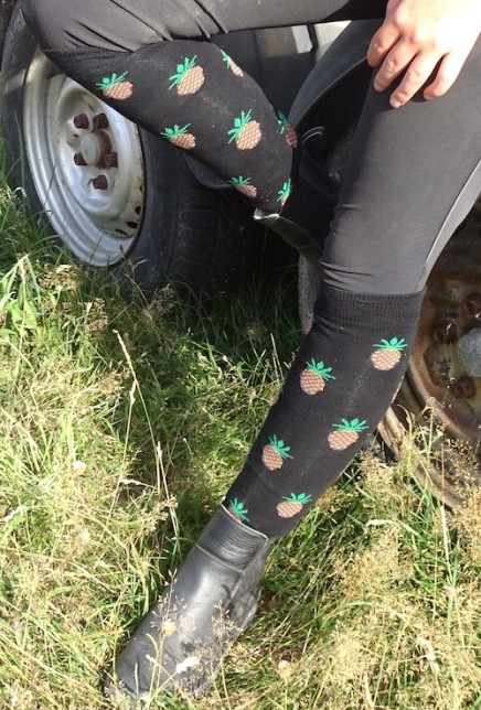 Chaussettes d'équitation Ananas noires portées sur pieds