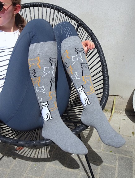 Chaussettes équitation grises avec chats en situation