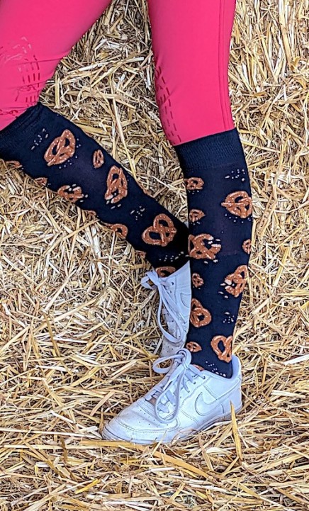 Chaussettes fantaisie équitation Bretzels marine en situation