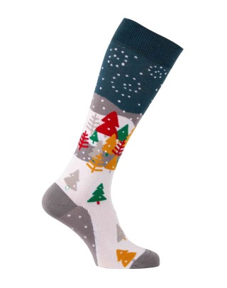 Chaussettes montantes pour l'hiver avec des sapins et de la neige en hiver